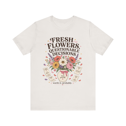 Camiseta "Flores Frescas, Decisiones Cuestionables"